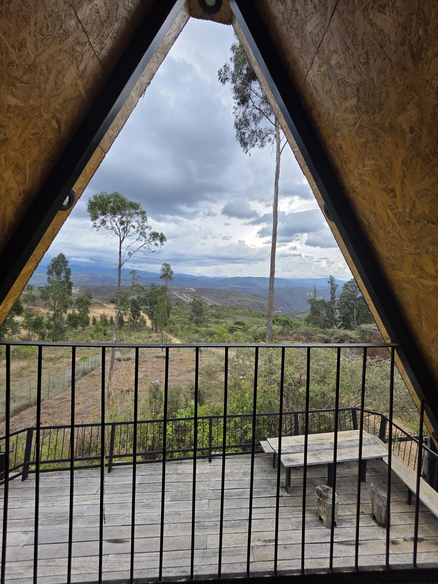 Vista desde el balcón de Pucacruz hacia el paisaje de montañas