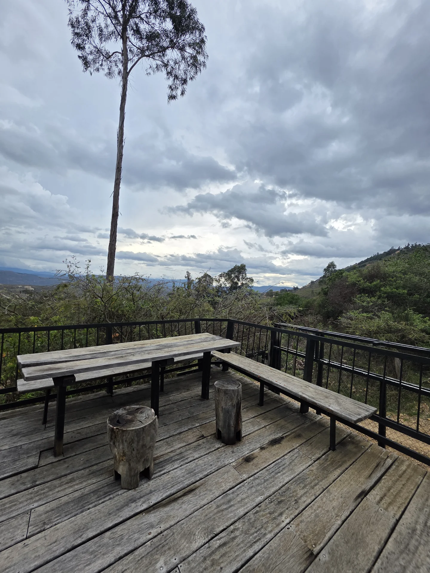 Paisaje montañoso visto desde el espacio exterior de Pucacruz