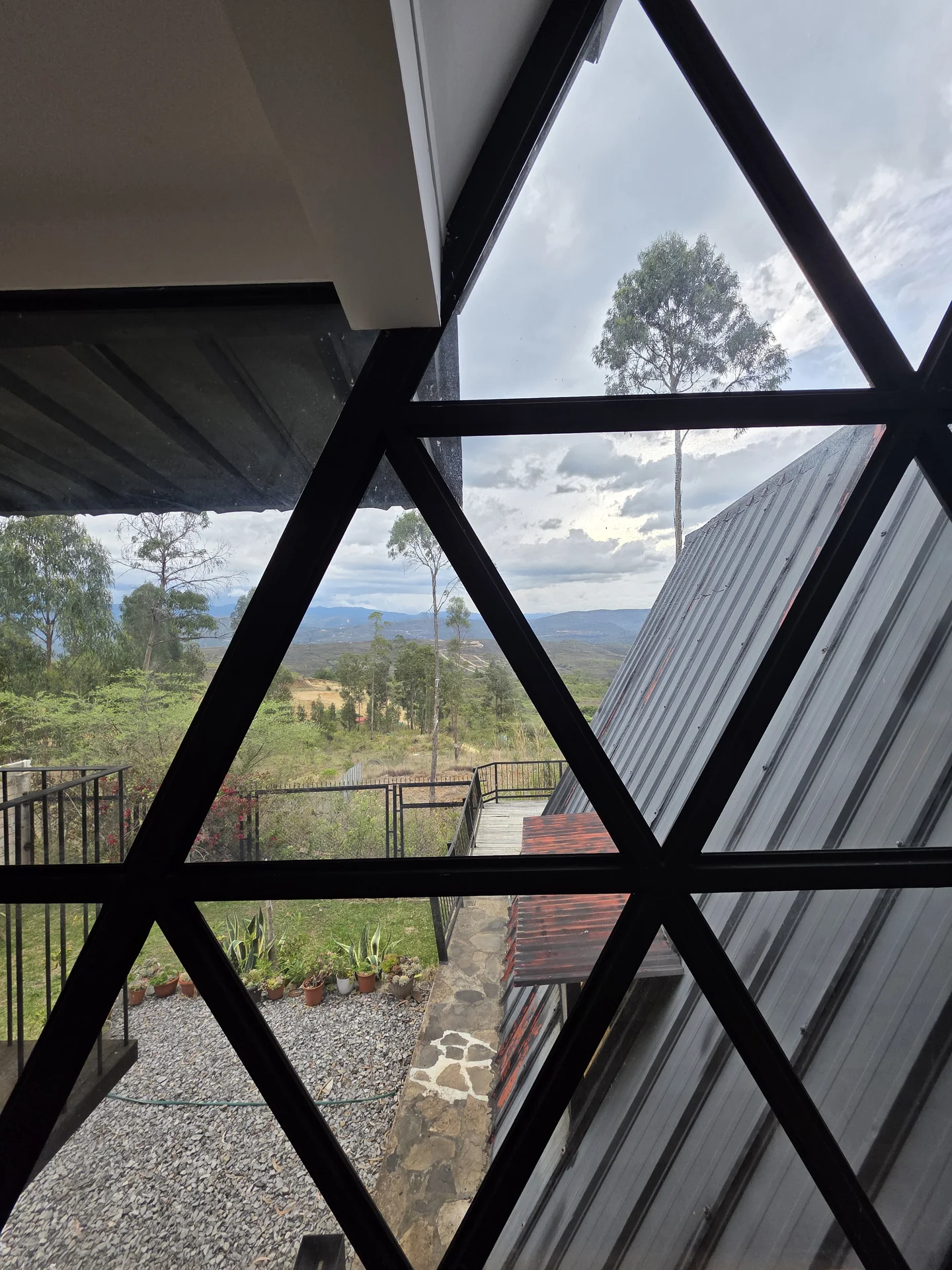 Vista interior del dormitorio con estructura triangular
