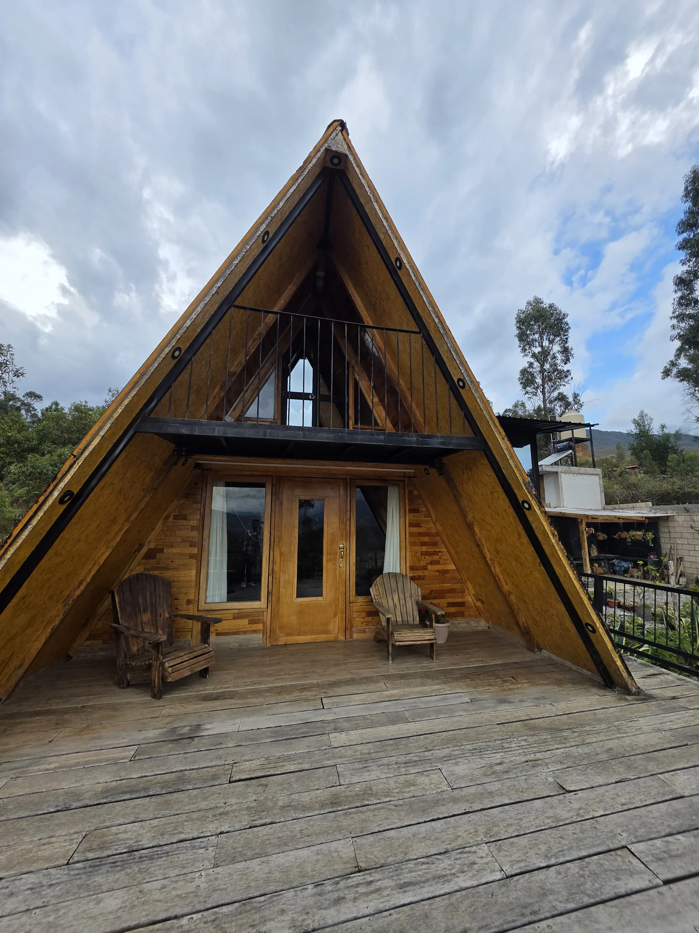 Fachada triangular de Cabaña Pucacruz